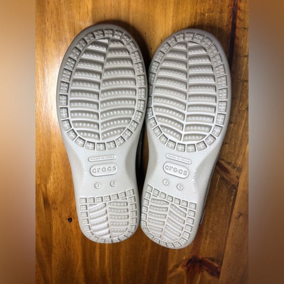 Crocs Santa Cruz Slip-On Loafer Croslite Material Dual Crocs Comfort Tan Size 5 - Picture 3 of 5